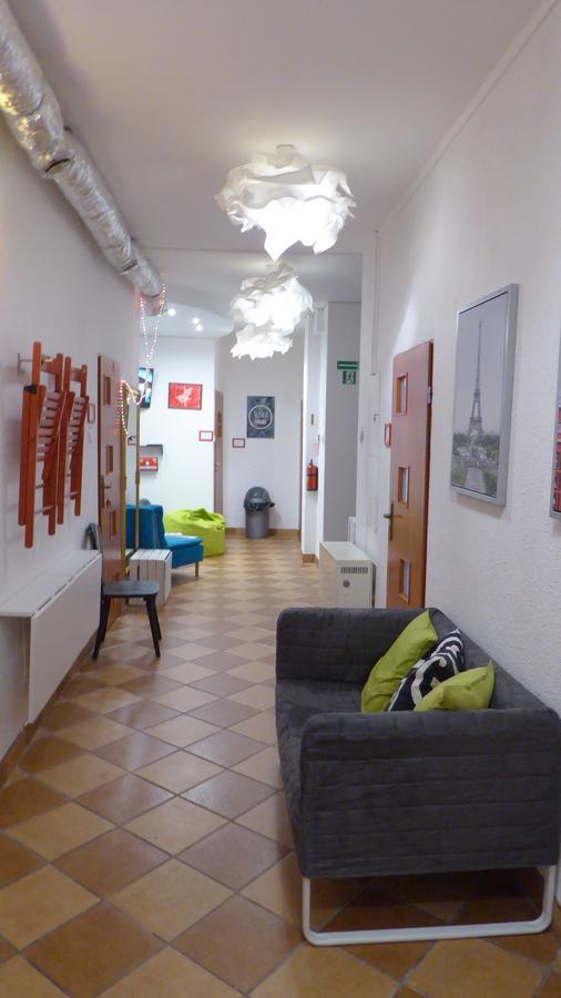 Flyfly Hostel , Darmowy Parking , Rezerwuj Przez Urzadzenia Mobilne -10 Procent 弗罗茨瓦夫 外观 照片