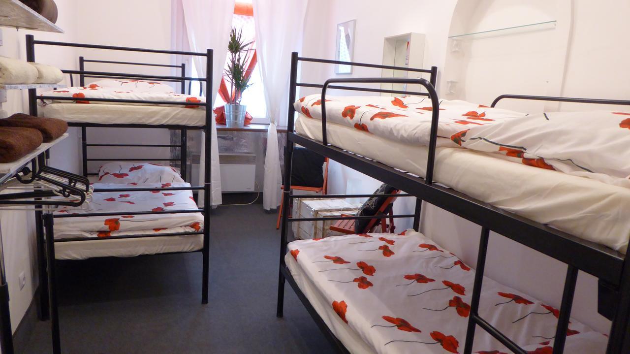 Flyfly Hostel , Darmowy Parking , Rezerwuj Przez Urzadzenia Mobilne -10 Procent 弗罗茨瓦夫 外观 照片
